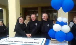 Taglio della torta. Madre Antonia Grosso, superiora generale delle Sorelle di Santa Gemma, P. Giovanni Zubiani cp, postulatore della causa di beatificazione della ven. madre Gemma Giannini, P. Max Anselmi cp