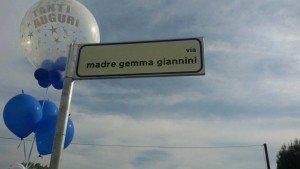 Giorno dell'Intitolazione della via a madre Gemma Giannini. Il cartello.